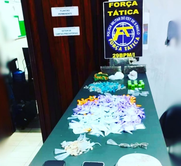 PM prende suspeito de ligação com facção criminosa por tráfico de drogas em Itanhaém