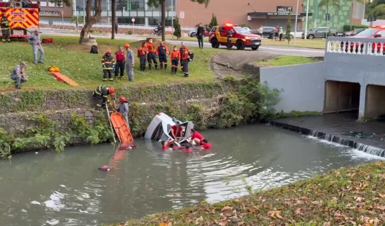 Enfermeira morre após cair em córrego depois de derrapar em óleo na pista