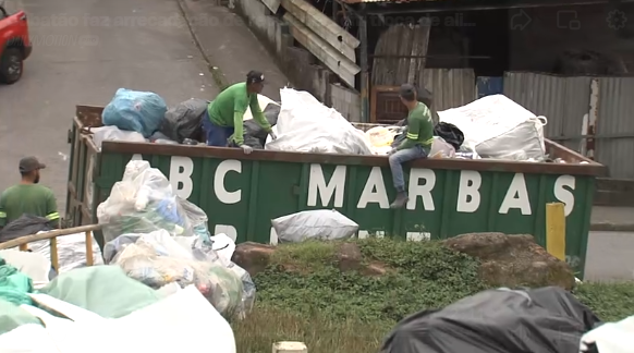 Cubatão faz arrecadação de recicláveis em troca de alimentos e produtos de limpeza