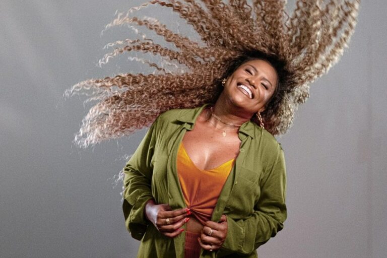 Cantora Lívia Simão apresenta show gratuito 'Raízes – Ritmos da Memória' em São José