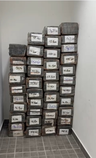 Dois homens são presos com 700 kg de maconha na Rodovia dos Bandeirantes