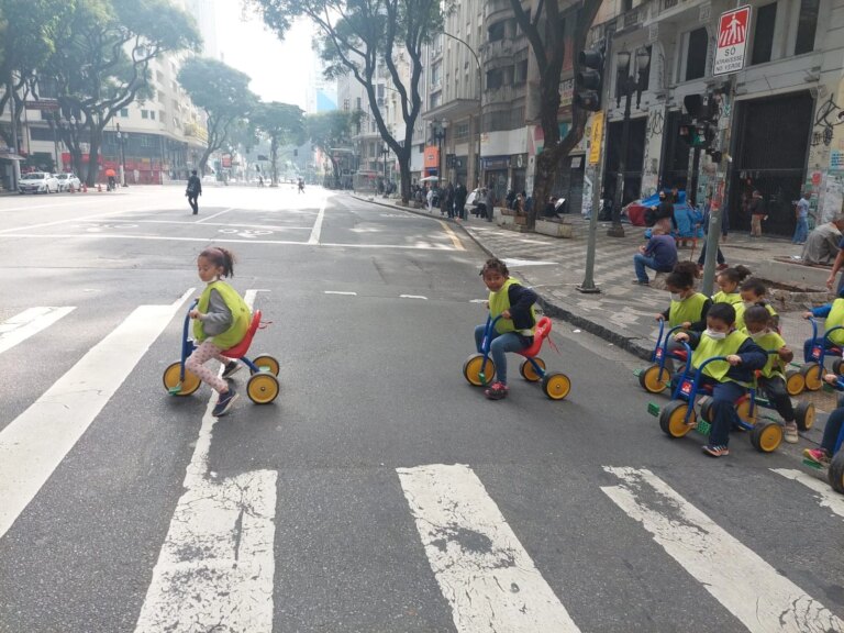 Motoca na Praça: crianças da rede municipal ganham o centro de São Paulo com seus velotróis