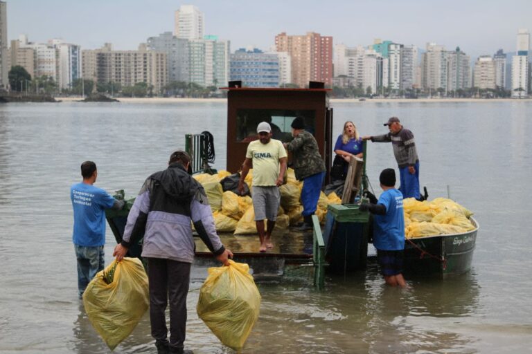 Mutirão remove 1,3 tonelada de resíduos no Parque Prainha em São Vicente