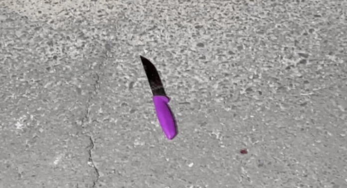 Arma do crime no chão.