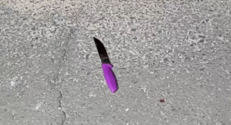 Arma do crime no chão.