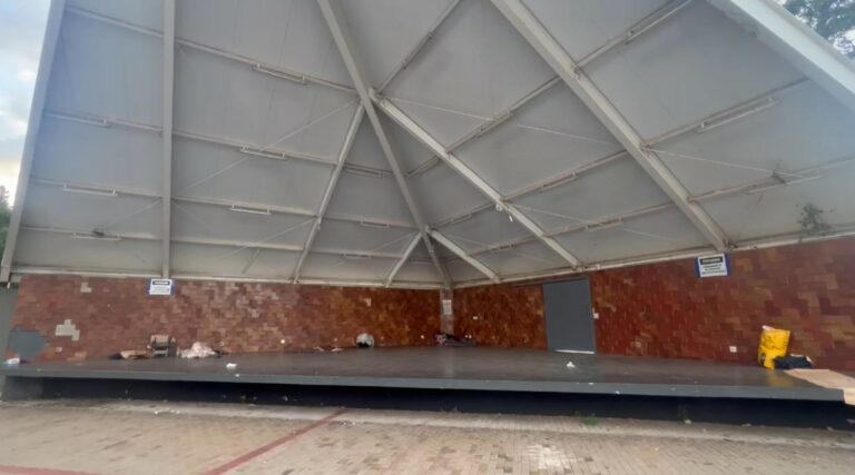 Homem é atingido por facão na cabeça durante briga em praça