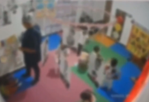 Vídeo mostra momento que criança de 3 anos é arrastada por professora em creche de Guarujá