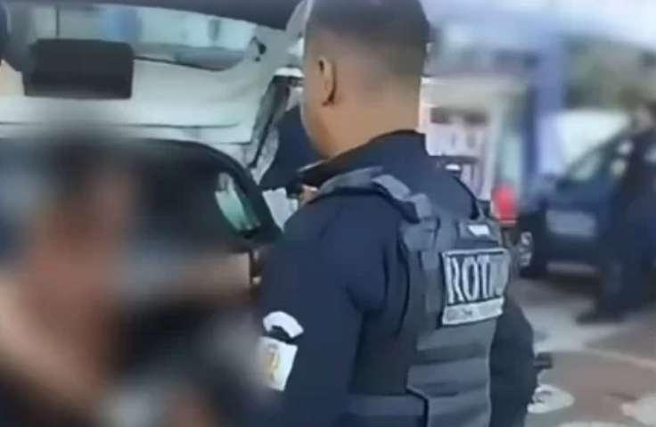 Homem é preso por depredar ônibus municipal e ameaçar passageiros em Santos