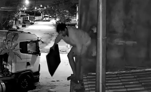 Ladrão é flagrado fugindo com TV roubada de residência em Vicente de Carvalho; VÍDEO