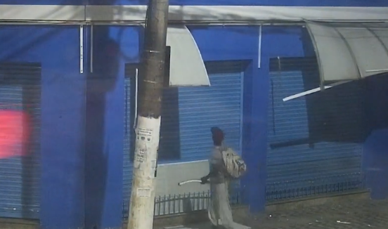 GCM de São Vicente detém indivíduo durante tentativa de furto de toldo de comércio; Veja o vídeo