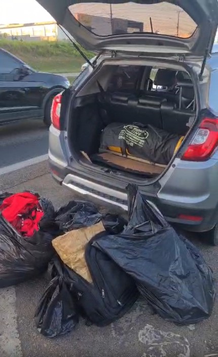 Suspeitos foram abordados pela Guarda Municipal de Indaiatuba na Rodovia Santos Dumont; eles confessaram o furto, mas loja e centro comercial ainda estão sendo identificados