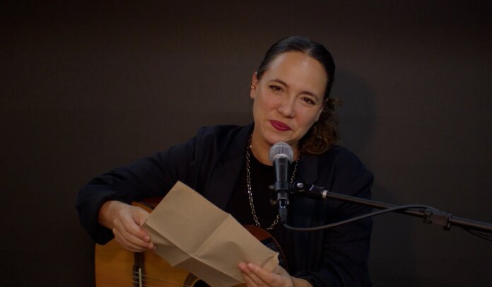 Tiê lê carta real de amor em estreia da série “Cartas de Amor”