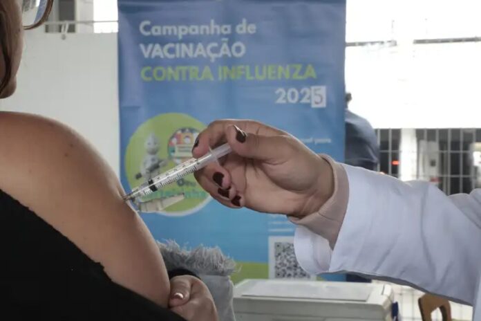 Vacinação contra gripe chega a estações e terminais em São Paulo