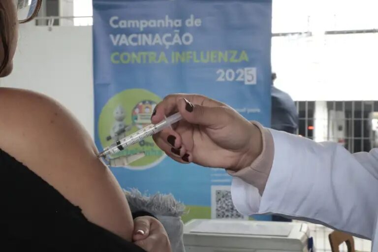 Vacinação contra gripe chega a estações e terminais em São Paulo