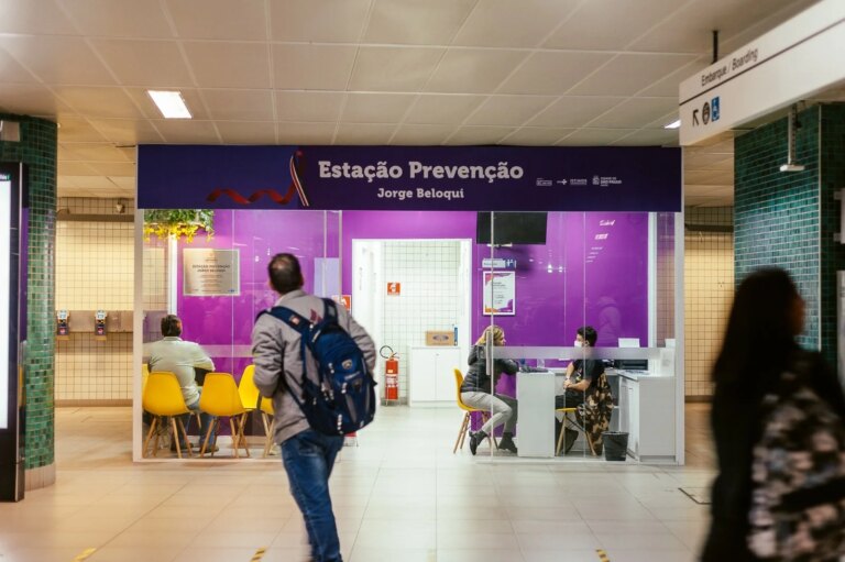 Você pode se prevenir do HIV no metrô e nem sabia disso