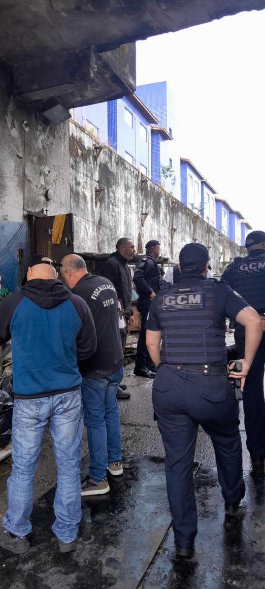 Força-tarefa encerra atividades de dois estabelecimentos em Santos