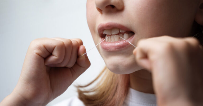Uso de fio dental pode reduzir em até 44% o risco de AVC; Especialista da USP comenta