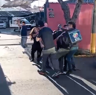 Discussão após acidente entre carro e moto termina em briga no Centro de Piracicaba