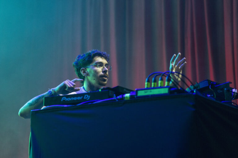 O DJ brasileiro Mochakk durante o show no primeiro dia do festival Sónar, em Barcelona | EFE / Marta Pérez