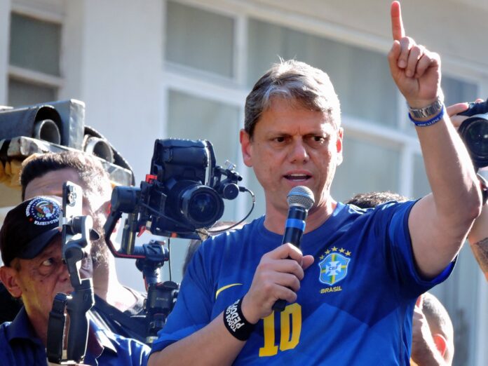 O governador de São Paulo, Tarcísio de Freitas (Republicanos) participa com o ex-presidente Jair Bolsonaro de ato na avenida paulista, no domingo (26) | Leandro Chemalle/Thenews2/Folhapress