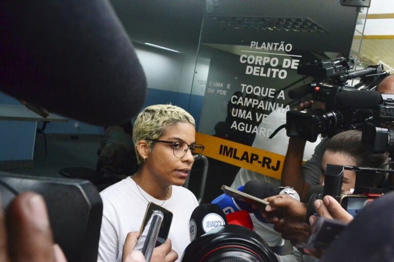 Mariana Marins em uma coletiva de imprensa após perícia corpo de sua irmã Juliana Marins | Paulo Carneiro/Ato Press/Folhapress