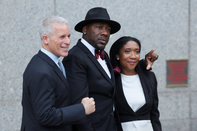 Os advogados Brian Steel e Nicole Westmoreland posam ao lado de Charlie Lucci, apoiador e amigo da família de Combs, após uma audiência de fiança, depois que o júri chegou a veredictos no julgamento de Sean "Diddy" Combs | REUTERS/Kylie Cooper