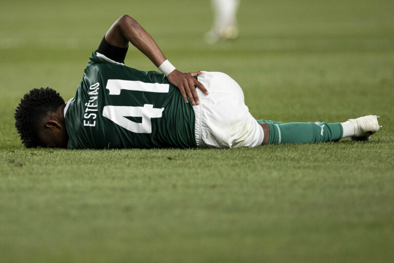 Estevão sente dores durante a partida entre Palmeiras x Chelsea realizada no Lincoln Financial Field na Filadélfia Marco Galvão /Fotoarena/Folhapress