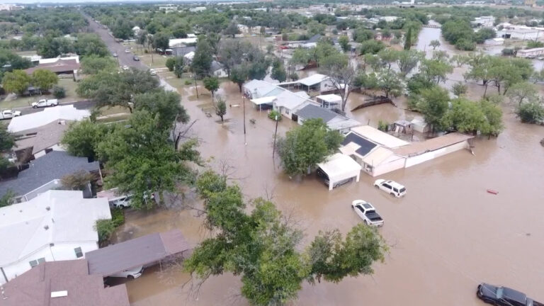 Uma imagem de drone mostra casas inundadas após chuvas torrenciais que provocaram inundações repentinas ao longo do Rio Guadalupe em San Angelo, Texas | Patrick Keely via REUTER