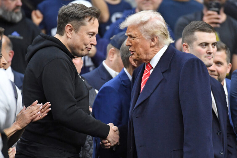 Elon Musk e o presidente Donald Trump durante o Campeonato de Luta Livre Masculina da Divisão I, realizado no Wells Fargo Center Eric Hartline-Imagn Images/Foto de arquivo