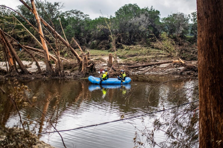 Um grupo de equipes de busca e salvamento remam um barco no Rio Guadalupe após uma enchente mortal no Condado de Kerr, Texas REUTERS/Sergio Flores