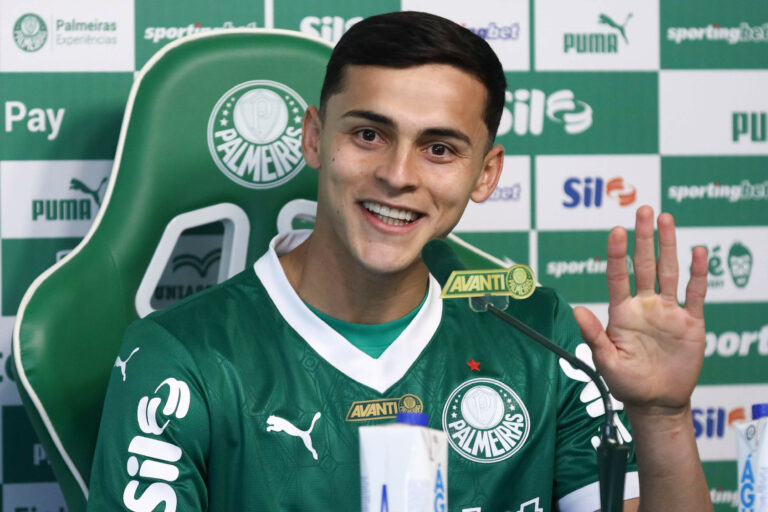 Apresentação do novo reforço do Palmeiras, o atacante Ramón Sosa, na Academia de Futebol, zona oeste de São Paulo | Foto: Marina Uezima/Brazil Photo Press/Folhapress