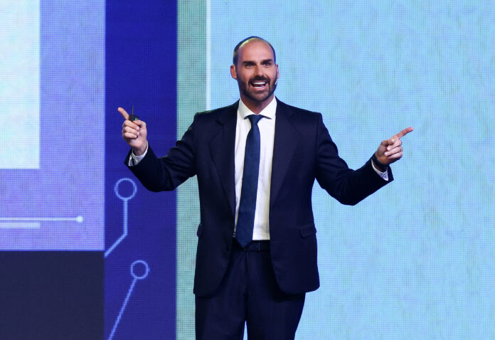 O político brasileiro e filho do ex-presidente Jair Bolsonaro, Eduardo Bolsonaro, participa da CPAC (Conferência de Ação Política Conservadora) em Buenos Aires, Argentina, em 4 de dezembro de 2024 | REUTERS/Agustin Marcarian