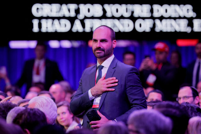Eduardo Bolsonaro gesticula na plateia enquanto o presidente dos EUA, Donald Trump, discursa na reunião anual da Conferência de Ação Política Conservadora (CPAC) em National Harbor, Maryland, EUA, em 22 de fevereiro de 2025 | REUTERS/Brian Snyder Eduardo Bolsonaro gesticula na plateia enquanto o presidente dos EUA, Donald Trump, discursa na reunião anual da Conferência de Ação Política Conservadora (CPAC) em National Harbor, Maryland, EUA, em 22 de fevereiro de 2025 | REUTERS/Brian Snyder