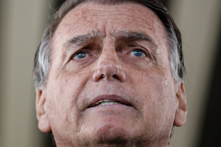 O ex-presidente Jair Bolsonaro concede coletiva de imprensa em frente ao Senado Federal, em Brasília | Foto: Gabriela Biló/Folhapress