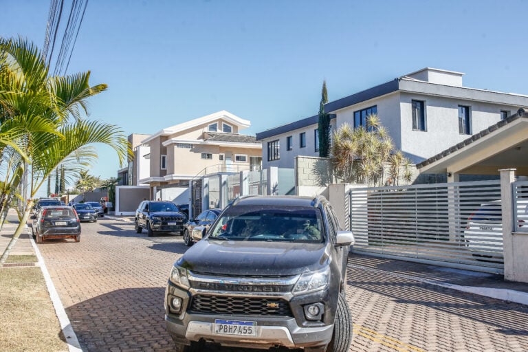 O ex-presidente Jair Bolsonaro deixa sua casa escoltado pela Polícia Federal para colocar tornozeleira eletrônica | Foto: Gabriela Biló/Folhapress