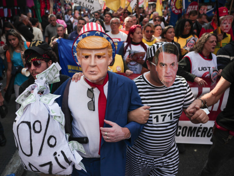 Sindicato dos Comerciários de São Paulo durante manifestação nesta sexta-feira (18), na região da 25 de Março, | Foto: Danilo Verpa/Folhapress
