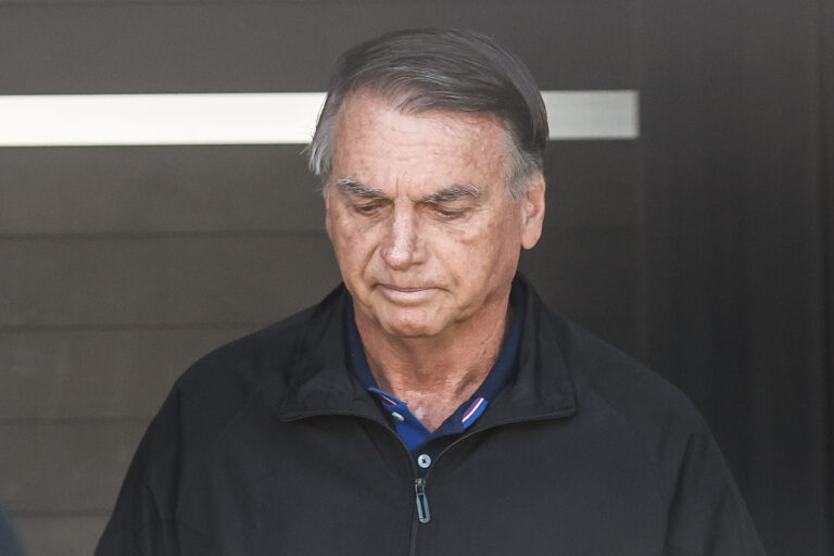 O ex-presidente Jair Bolsonaro deixa sua casa no primeiro dia útil com a tornozeleira | Foto: Gabriela Biló/Folhapress