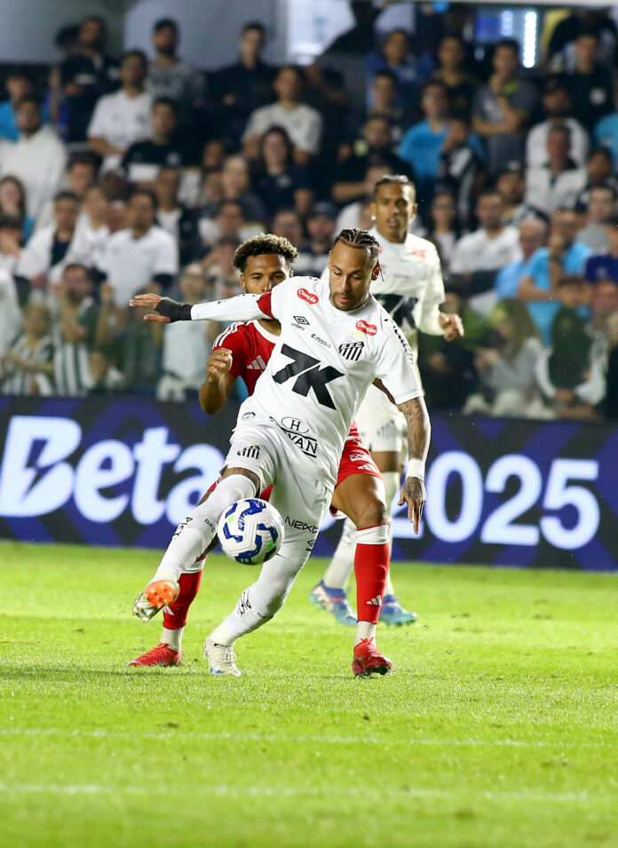 Neymar Jr durante partida contra o Internacional na Vila Belmiro | Foto: Mauricio De Souza/AGIF/Folhapress