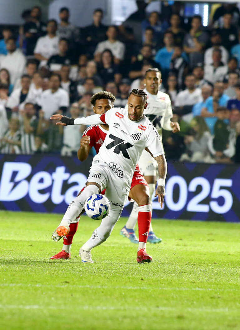 Neymar Jr durante partida contra o Internacional na Vila Belmiro | Foto: Mauricio De Souza/AGIF/Folhapress