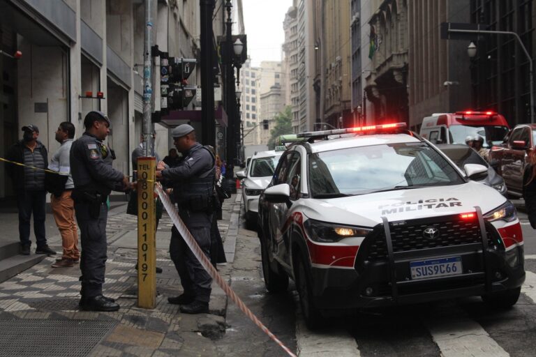 Um homem matou a ex-companheira e, após o crime, cometeu suicídio, dentro de um edifício comercial na Rua Boa Vista, no centro de São Paulo | Foto: Willian Moreira/Ato Press/Folhapress