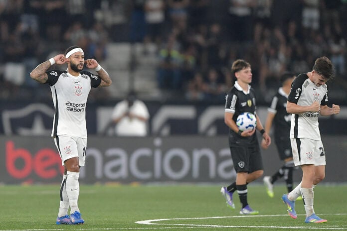 Memphis Depay jogador do Corinthians comemora seu gol durante partida contra o Botafogo | Foto: Thiago Ribeiro/AGIF/Folhapress