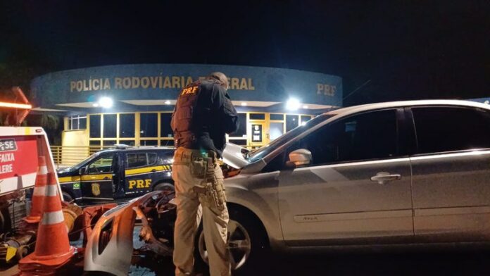 Veículo furtado é recuperado após acidente na Dutra, em São José