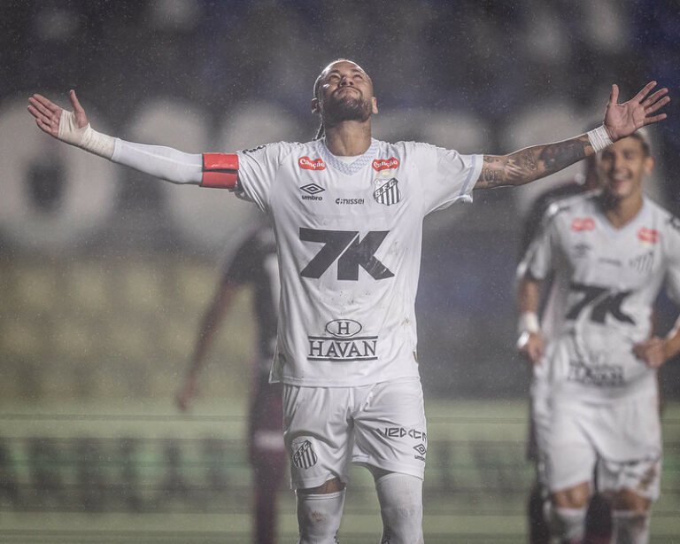 Santos vence amistoso em noite inspirada de Neymar; invasões forçam fim