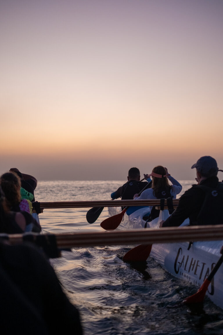 Projeto apoiado pela Prefeitura de Guarujá oferece aulas de canoa havaiana