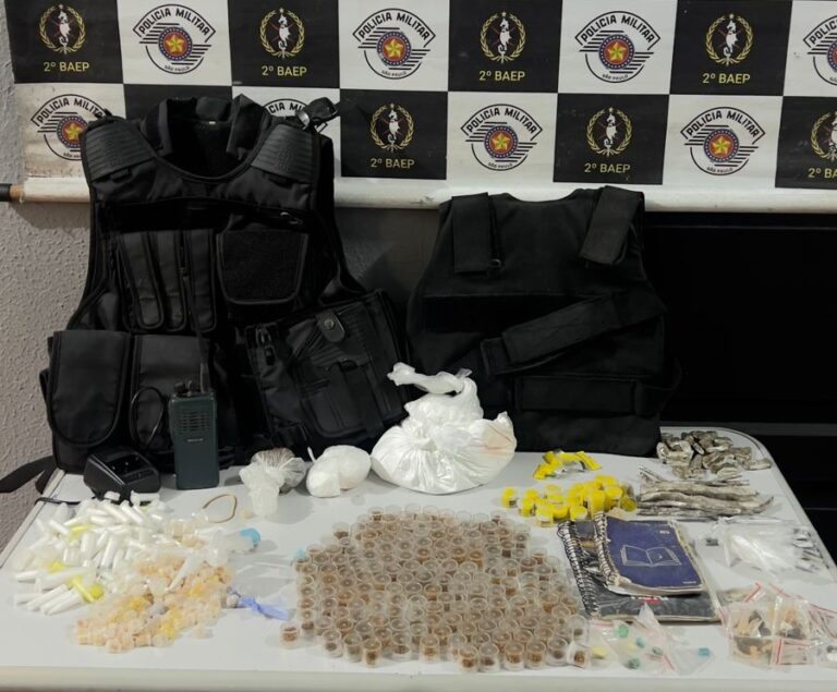 Drogas e coletes a prova de balas são apreendidos durante ação em Morro de Santos; VÍDEO