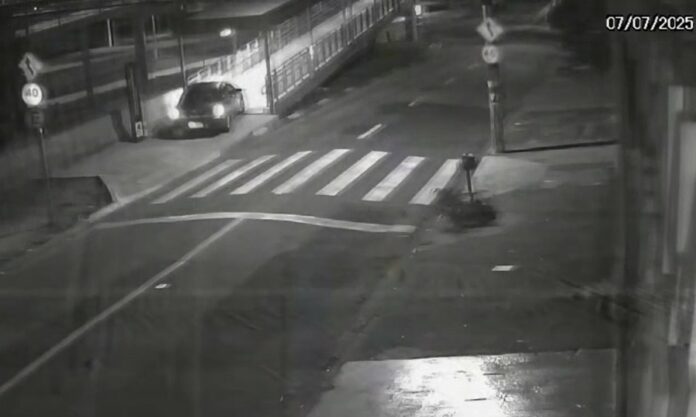 Motorista sobe rampa de passarela do BRT em Campinas e precisa voltar de ré