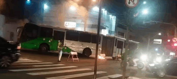 Ônibus pega fogo em avenida de Campinas e passageiros são transferidos