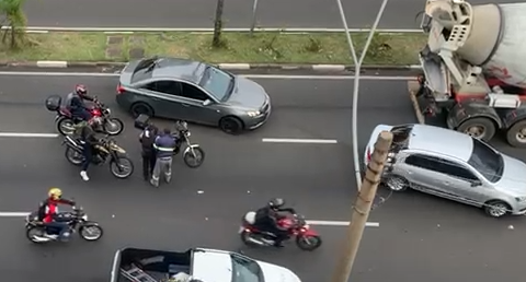 Motociclista cai após ser fechado por caminhão na Prestes Maia