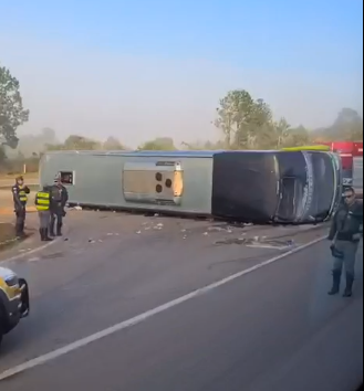 Ônibus que seguia para Campinas tomba na Rodovia Raposo Tavares