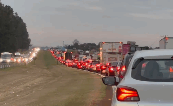 Manifestação interdita Rodovia Zeferino Vaz em protesto por morte de trabalhador